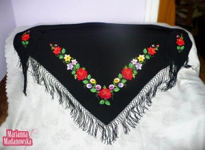 Czarna chusta z pięknym łowickim haftem ręcznym wykonana przez Mariannę Madanowską