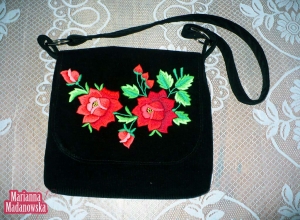 Czarna torebka z dwiema haftowanymi ręcznie pięknymi czerwonymi różami