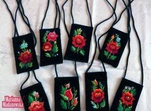 Folklorystyczny haft ręczny wykonany na etui telefonów komórkowych - piękne kwiatowe wzory łowickie