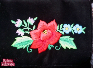 Folklorystyczny haft ręczny z łowicką różą, konwaliami i niezapominajkami na torebce damskiej