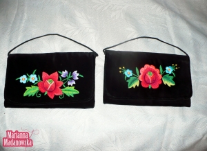 Folkowe torebki płaskie-kopertówki haftowane ręcznie na czarnym aksamicie przez Mariannę Madanowską