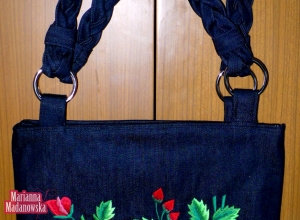 Haftowana ręcznie łowickimi różami jeansowa torebka damska z pięknie wykonanymi plecionymi uszami