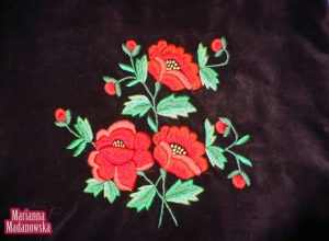 Łowicki ręczny haft płaski na torebce damskiej przedstawiający trzy czerwone maki