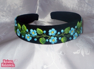 Niebieskie kwiatuszki i zielone listki - motyw łowicki haftowany ręcznie na opasce damskiej