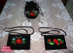 Ręcznie haftowane łowickie torebki i sakiewka wykonane przez Mariannę Madanowską