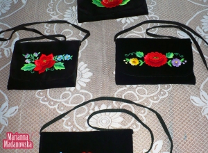 Ręcznie haftowane torebki autorstwa Marianny Madanowskiej z przepięknymi łowickimi motywami kwiatowymi