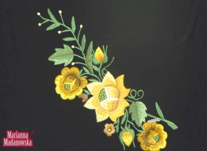 Ręcznie haftowany motyw kwiatowy na szalu autorstwa Marianny Madanowskiej