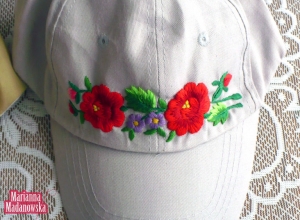 Szara czapeczka bejsbolówka haftowana ręcznie przez Mariannę Madanowską i zdobiona łowickimi czerwonymi różami