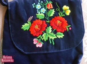 Torebka damska z granatowego aksamitu w różnobarwnym łowickim motywem kwiatowym haftowanym ręcznie