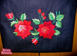 Tradycyjny haft ręczny przedstawiający łowickie czerwone róże wykonany na współczesnej jeansowej torebce damskiej autorstwa Marianny Madanowskiej