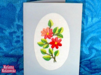 Łowicka pocztówka z ręcznie haftowanym motywem kwiatowym autorstwa Marianny Madanowskiej