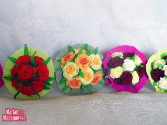Różnokolorowe wykonane przez twórczynię Mariannę Madanowską z bibuły bukieciki kwiatów